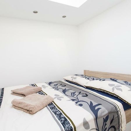 Villa Small House With Parking Prag Exterior foto